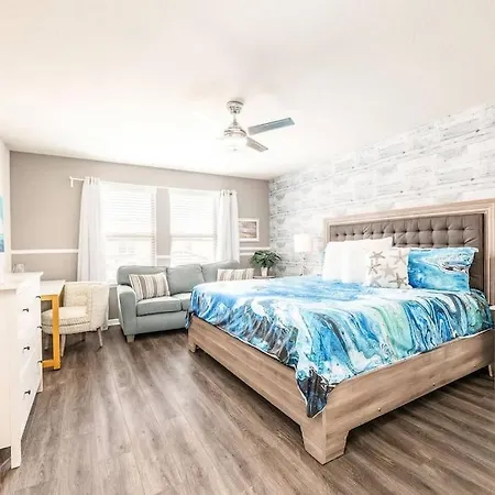 The Happy Place! - Upgraded Fun Windsor Home